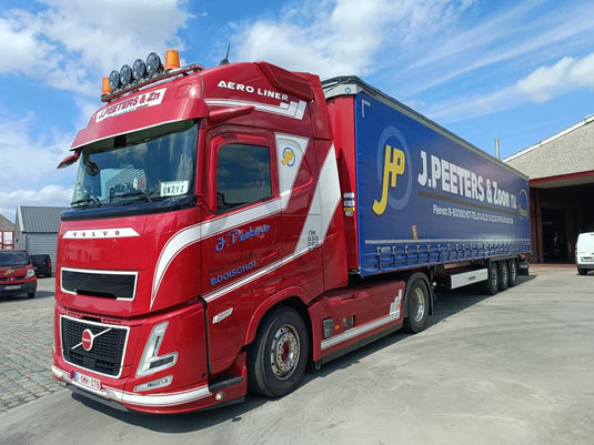 【予約】2027年発売予定 Peeters ボルボ Aero Globetrotter XL 4x2 3軸 タウライナー レッド / Tekno 1/50 ミニカー トラック模型