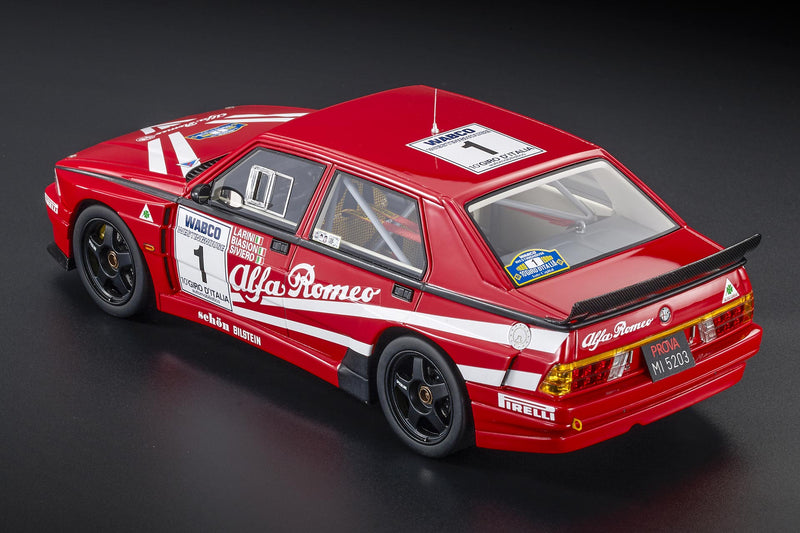 ギャラリービューアに画像をロードする, ALFA ROMEO 75 ターボ エヴォルツィオーネ IMSA 1号車 1989年ジロ・デ・イタリア 2位 ドライバー:ニコラ・ラリーニ/ミキ・ビアシオン/ティツィアーノ・シビエロ レッド/ホワイト/TOPMARQUES 1/18ミニカー
