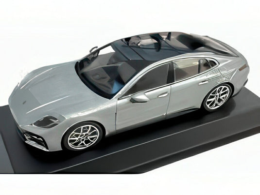 【予約】2025年発売予定ポルシェ - パナメーラE-ハイブリッド（G3）2024 - シルバー  / Spark 1/43  ポルシェ特注ミニカー