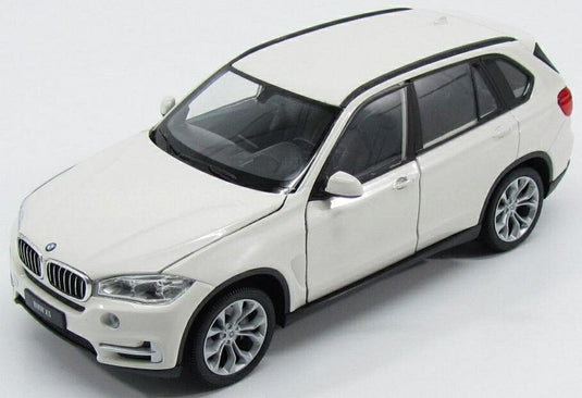 BMWビーエムダブリュー X5 5.0i X DRIVE (F15) 2015 ホワイト / WELLY 1/24 ミニカー