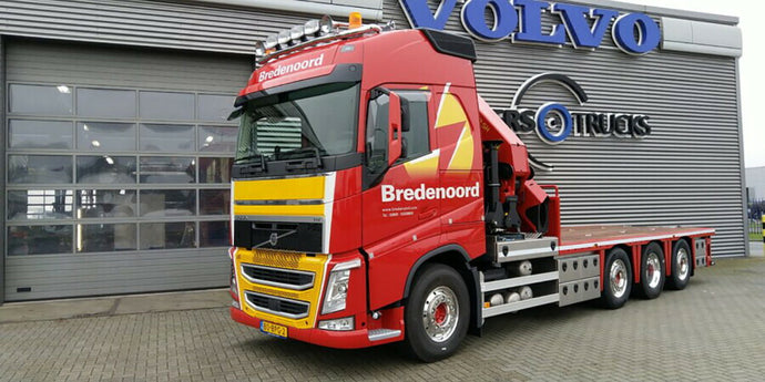 【予約】2025年発売予定BREDENOORD VOLVO FH4 GLOBETROTTER 8X2 RIGED TRUCK FLAT BED + PALFINGER PK 65002 SH トラック/WSI 1/50 建設機械模型 工事車両