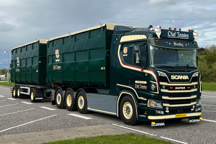 【予約】2025年10-12月以降発売予定 SCANIA R ノーマル CR20N 8X2 トライデム フックリフトシステム搭載ドローバートラック - 7軸 + 40立米コンテナ2台 OLAF JENSEN仕様 トラック / WSI 1/50 建設機械模型 工事車両