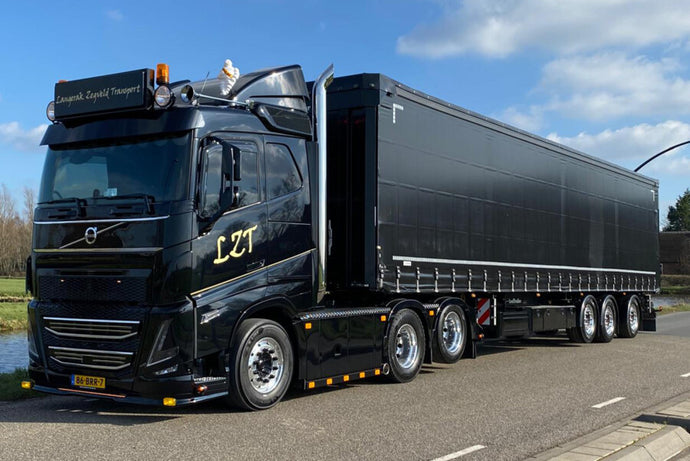 【予約】2025年10-12月以降発売予定 VOLVO FH5 スリーパーキャブ 6X2 タグアクスル カーテンサイドトレーラー - 3軸 LANGERAK ZEGVELD TRANSPORT仕様 トラック / WSI 1/50 建設機械模型 工事車両