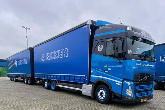 【予約】2025年発売予定HART OG & BIKKER VOLVO FH5 GLOBETROTTER 架装カーテンサイドトラック 6X2 タグアクスル カーテンサイドトレーラー - 3軸 + ドーリー トラック/WSI 1/50 建設機械模型 工事車両