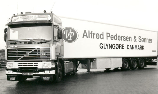 【予約】2025年発売予定ALFRED PEDERSEN VOLVO F12 GLOBETROTTER 4X2 REEFER TRAILER - 3 AXLE トレーラー/WSI 1/50 建設機械模型 工事車両