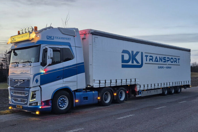 【予約】2025年発売予定 DKJ TRANSPORT VOLVO FH4 グローブトロッターXL 6X2 タグアクスル カーテンサイダートレーラー 3軸 トレーラー / WSI 1/50 建設機械模型 工事車両