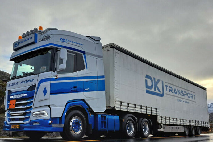 【予約】2025年発売予定 DKJ TRANSPORT DAF XG+ 6X2 タグアクスル カーテンサイダートレーラー 3軸 トレーラー / WSI 1/50 建設機械模型 工事車両