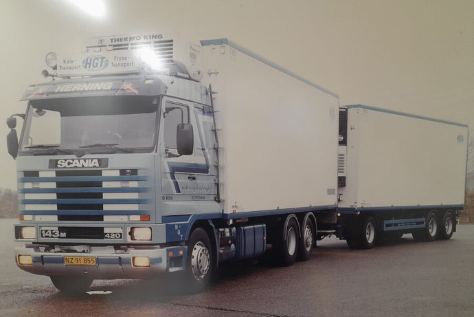 【予約】2025年発売予定 HGT SCANIA 3シリーズ ストリームライン 6×2 タグアクスル 冷蔵トラック & ターンテーブル ドローバートレーラー - 6軸 / WSI 1/50 建設機械模型 工事車両