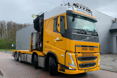 【予約】2025年発売予定MOURIK VOLVO FH5 GLOBETROTTER 8X2 タグ式リジッドフラットベッドトラック 8X2 タグ式、PALFINGER PK 74002 SH トレーラー/WSI 1/50 建設機械模型 工事車両