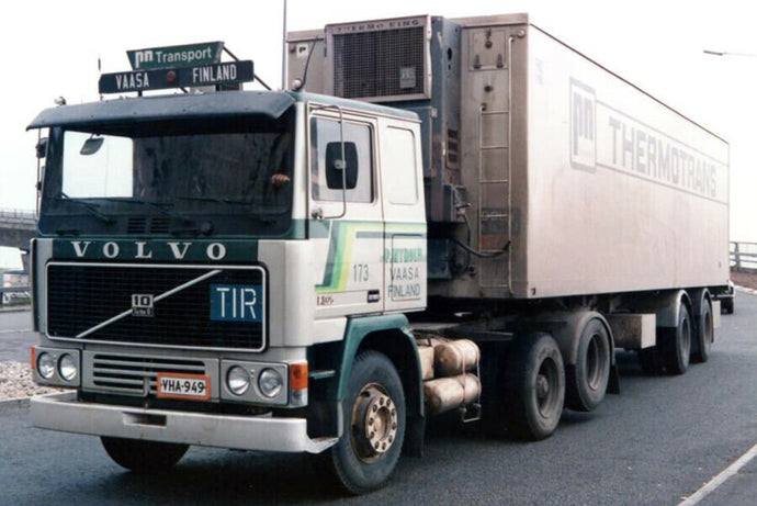 P Nyholm Volvo F12 冷凍セミトレーラー / WSI 1/50 建設機械模型 工事車両