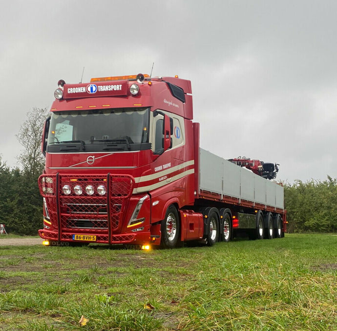 【予約】2025年発売予定INT. TRANSPORTEN CROONEN VOLVO FH5 GLOBETROTTER 6X2 TAG AXLE BRICK TRAILER - 3 AXLE トレーラー/WSI 1/50 建設機械模型 工事車両