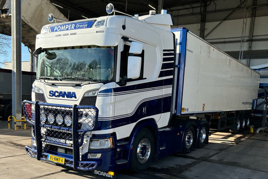 【予約】2025年10-12月以降発売予定 SCANIA R ノーマル CR20N 6X2 ツインステア ベルトトレーラー - 3軸 POMPER GRONDVERZETBEDRIJF仕様 トラック / WSI 1/50 建設機械模型 工事車両