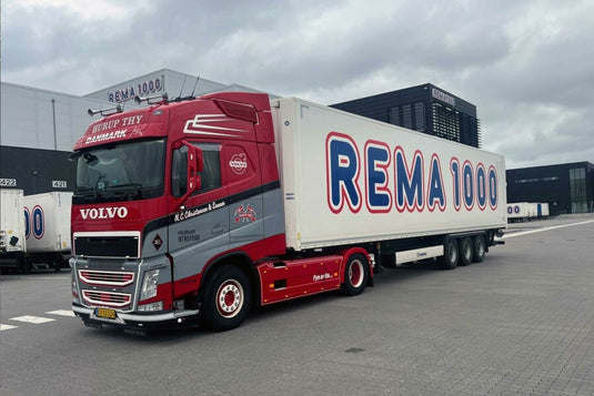 【予約】2025年発売予定 N.C. CHRISTENSEN & SONNER VOLVO FH4 グローブトロッター 4×2 ボックストレーラー - 3軸 / WSI 1/50 建設機械模型 工事車両