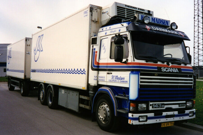 【予約】2026年発売予定 KAJ MADSEN SCANIA 3シリーズ リジッド冷凍トラック 6X2 タグアクスル リジッド冷凍ドローバー ターンテーブルトレーラー 5軸 トレーラー / WSI 1/50 建設機械模型 工事車両
