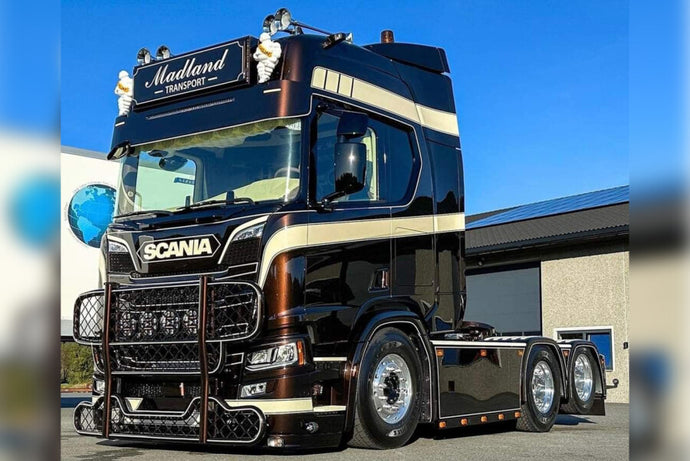 【予約】2025年10-12月以降発売予定 SCANIA R ハイライン CR20H 6X2 タグアクスル MADLAND仕様 トラック / WSI 1/50 建設機械模型 工事車両