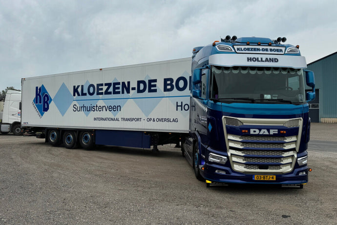 【予約】2025年発売予定 KLOEZEN-DE BOER TRANSPORT DAF XG 4X2 冷凍トレーラー 3軸 トレーラー / WSI 1/50 建設機械模型 工事車両