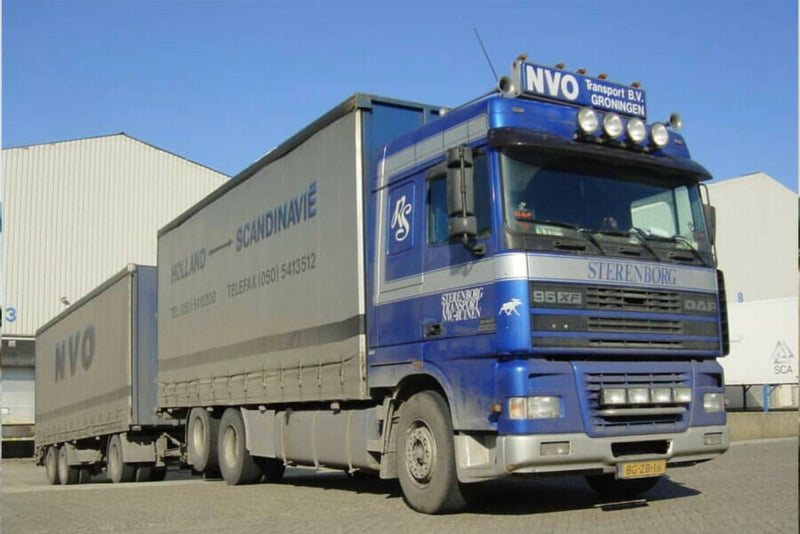 ギャラリービューアに画像をロードする, 【予約】2026年発売予定 DAF 95XF SPACE CAB 6X2 CURTAINSIDE TRUCK DRAWBAR TRAILER 6 AXLE R. Sterenborg / WSI 1/50 建設機械 模型
