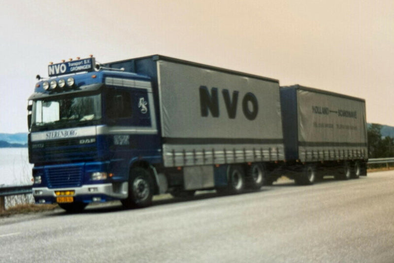 ギャラリービューアに画像をロードする, 【予約】2026年発売予定 DAF 95XF SPACE CAB 6X2 CURTAINSIDE TRUCK DRAWBAR TRAILER 6 AXLE R. Sterenborg / WSI 1/50 建設機械 模型
