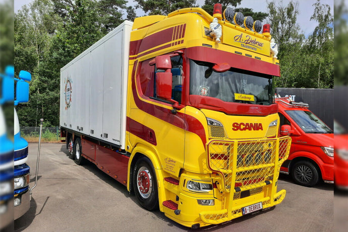 【予約】12月以降発売予定 A. デブリュ SCANIA R ハイライン CR20H rigid ボックストラック 6x2 タグアクスル トラック / WSI 1/50 建設機械模型 工事車両