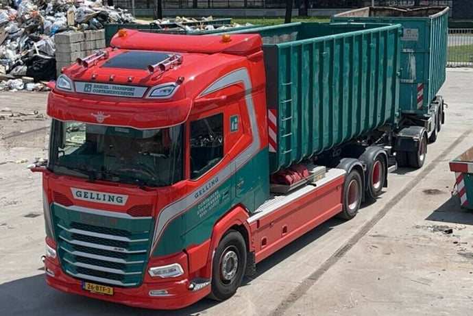 【予約】2026年発売予定 GELLING CONTAINERS DAF XF SH スカイライト付き リジッドトラック フックリフトシステム 6X2 タグアクスル リジッドトラック ドローバー フックリフトシステム 6軸 + 2X 40M3 コンテナ トラック / WSI 1/50 建設機械模型 工事車両