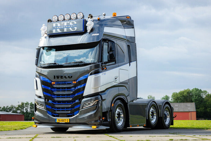 【予約】12月以降発売予定 RTSトランスポート IVECO S-WAY AS ハイ 6x2 ツインステア トラック / WSI 1/50 建設機械模型 工事車両