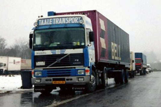 【予約】2026年発売予定 TAALE TRANSPORT VOLVO F12 GLOBETROTTER 4X2 クラシックコンテナトレーラー 3軸 + 2X 20FTコンテナ トレーラー / WSI 1/50 建設機械模型 工事車両