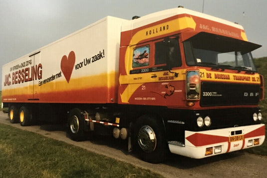 【予約】2026年発売予定 DE DRIEBAN TRANSPORT DAF 3300 スペースキャブ 4X2 クラシックボックストレーラー 2軸 トレーラー / WSI 1/50 建設機械模型 工事車両