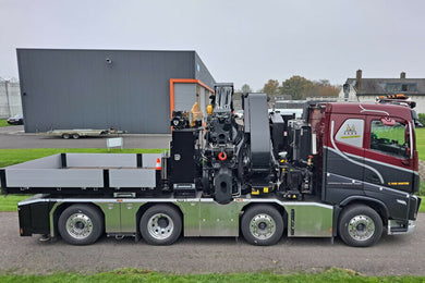 【予約】2026年発売予定 G. VAN HARTEN VOLVO FH5 スリーパーキャブ 8x2 タグアクスル FASSI 1300 + JIB バラストボックス + ヒッチ付き トラック / WSI 1/50 建設機械模型 工事車両