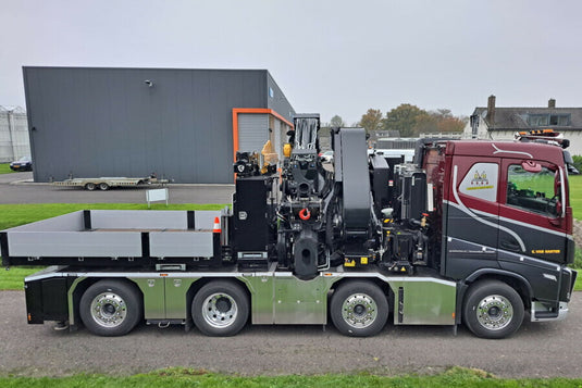 【予約】2026年発売予定 G. VAN HARTEN VOLVO FH5 スリーパーキャブ 8x2 タグアクスル FASSI 1300 + JIB バラストボックス + ヒッチ付き トラック / WSI 1/50 建設機械模型 工事車両