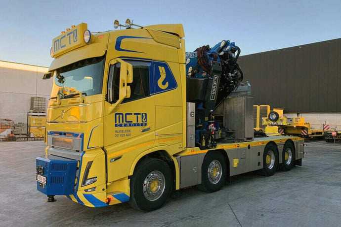 【予約】2026年発売予定 MCT CRANING VOLVO FH5 GLOBETROTTER 8X4 セミ低床トレーラー ランプ付き 4軸 FASSI 1300 + ジブ付き トラック / WSI 1/50 建設機械模型 工事車両