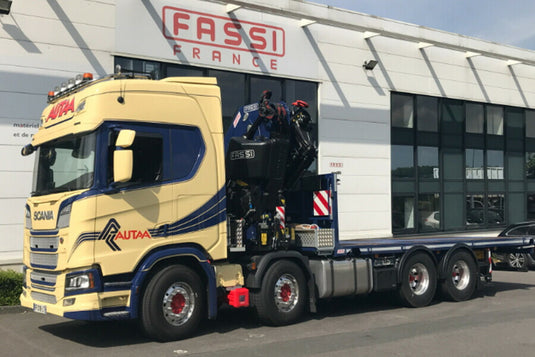 【予約】2026年発売予定 AUTAA SCANIA R ハイライン CR20H リジッドフラットベッドトラック 8X4 FASSI 1100 + ジブ付き トラック / WSI 1/50 建設機械模型 工事車両