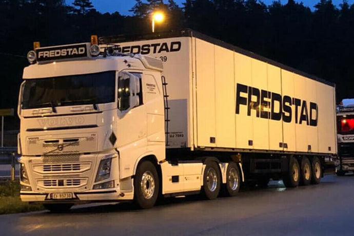 【予約】2026年発売予定 FREDSTAD VOLVO FH4 スリーパーキャブ 6X2 タグアクスル 冷凍トレーラー 3軸 トレーラー / WSI 1/50 建設機械模型 工事車両