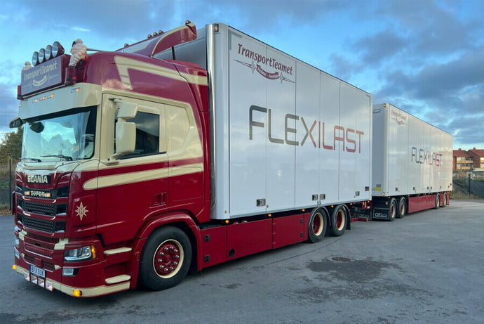 【予約】2026年発売予定 TRANSPORTTEAMET (FLEXILAST) SCANIA R ハイライン CR20H リジッドボックストラック 6X2 タグアクスル ボックストレーラー 2軸 ボックストレーラー トレーラー / WSI 1/50 建設機械模型 工事車両