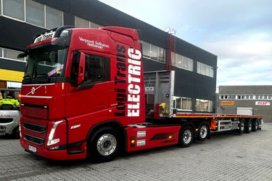 【予約】2026年発売予定 LOGI TRANS VOLVO FH5 GLOBETROTTER ELECTRIC 6x2 タグアクスル フラットベッドトレーラー 3軸 トレーラー / WSI 1/50 建設機械模型 工事車両