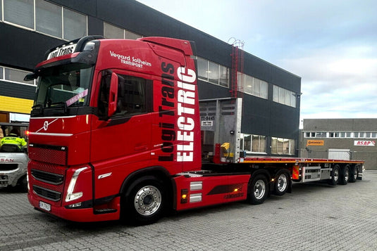 【予約】2026年発売予定 LOGI TRANS VOLVO FH5 GLOBETROTTER ELECTRIC 6x2 タグアクスル フラットベッドトレーラー 3軸 トレーラー / WSI 1/50 建設機械模型 工事車両
