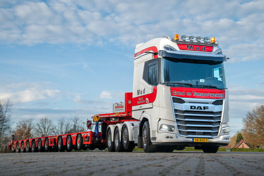 【予約】2026年発売予定 MUD GROND- EN TRANSPORTWERKEN DAF XG+ 8X4 SL低床トレーラー 3軸ドーリー付き 7軸 トラック / WSI 1/50 建設機械模型 工事車両
