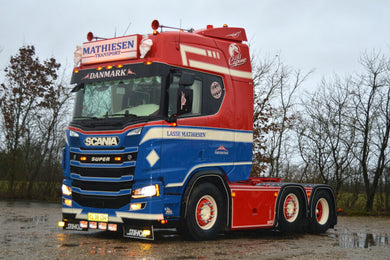 【予約】2026年発売予定 LASSE MATHIESEN SCANIA R HIGHLINE CR20H 6x2 ツインステア トラクタ / WSI 1/50 建設機械模型 工事車両
