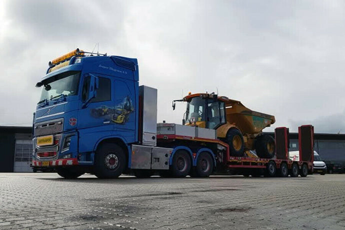 【予約】2026年発売予定 JESPER THYGESEN VOLVO FH5 GLOBETROTTER 6X4 セミ低床トレーラー ランプ付き 4軸 トラック / WSI 1/50 建設機械模型 工事車両
