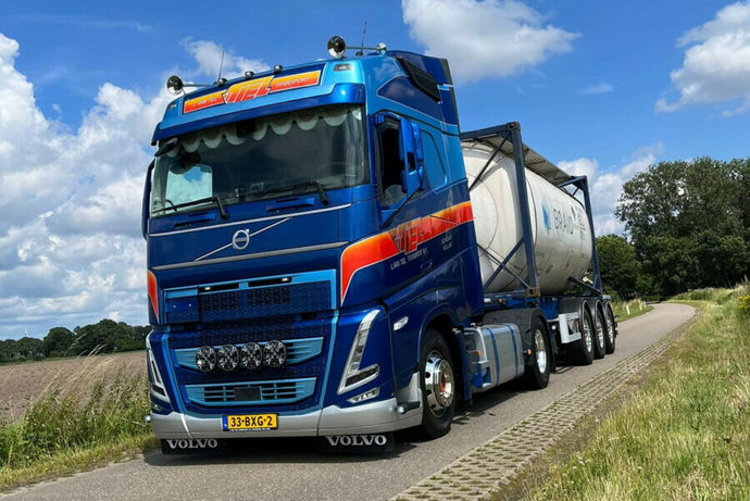 【予約】2026年発売予定 L. VAN TIEL VOLVO FH5 GLOBETROTTER 4X2 30FTコンテナトレーラー 3軸 + 20FTタンクコンテナ トレーラー / WSI 1/50 建設機械模型 工事車両