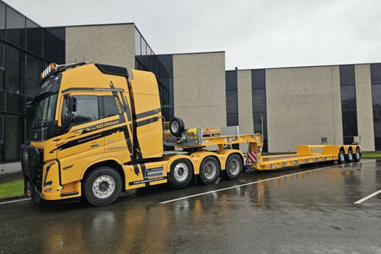 【予約】2026年発売予定 L.A. VAN ROOZENDAAL VOLVO FH5 GLOBETROTTER XL 8X4 ユーロ低床トレーラー 3軸 トラック / WSI 1/50 建設機械模型 工事車両