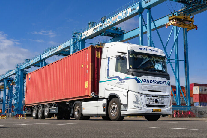【予約】2026年発売予定 VAN DER MOST VOLVO FH AERO GLOBETROTTER 4x2 フレックスコンテナトレーラー 3軸 + 40FTコンテナ トレーラー / WSI 1/50 建設機械模型 工事車両