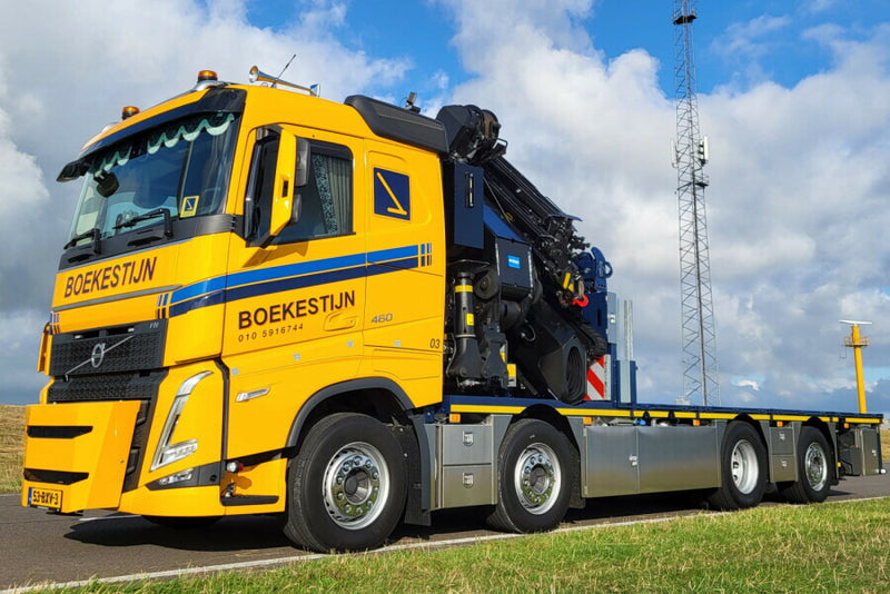 ギャラリービューアに画像をロードする, 【予約】2026年発売予定 Volvoボルボ FH 5 SLEEPER CAB FLATBED TRUCK 8X2 PALFINGER PK 92002 SH JIB Boekestijn / WSI 1/50 建設機械 模型
