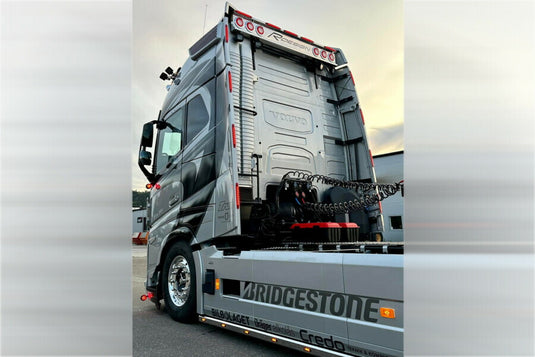 【予約】2026年発売予定 Volvoボルボ FH5 GLOBETROTTER XL 6X2 TAG AXLE Tank Cargo / WSI 1/50 建設機械 模型