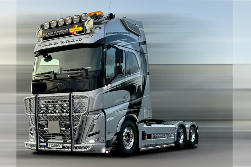 ギャラリービューアに画像をロードする, 【予約】2026年発売予定 Volvoボルボ FH5 GLOBETROTTER XL 6X2 TAG AXLE Tank Cargo / WSI 1/50 建設機械 模型
