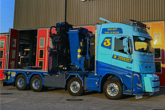【予約】2026年発売予定 JINERT VOLVO FH5 GLOBETROTTER リジッド フラットベッドトラック 8x4 PALFINGER PK 165.002 TEC 7 + JIB付き トラック / WSI 1/50 建設機械模型 工事車両