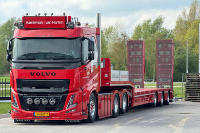 【予約】2026年発売予定 HARDEMAN VAN HARTEN VOLVO FH AERO スリーパーキャブ 6x2 タグアクスル セミ ローローダー ランプ付き 3軸 積載車 / WSI 1/50 建設機械模型 工事車両