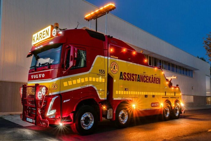【予約】2026年発売予定 ASSISTANCEKAREN VOLVO FH5 グローブトロッター FALKOM 8X4 レッカー / WSI 1/50 建設機械模型 工事車両