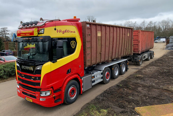 【予約】2026年発売予定 A. THEUNISSEN WEKEROM B.V. SCANIA R ハイライン CR20H ケーブルリフトシステム（レジン）8X2 タグアクスル フックリフトコンテナ ドローバートレーラー 7軸 + 2X 40M3 コンテナ トレーラー / WSI 1/50 建設機械模型 工事車両