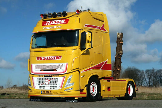 【予約】2026年発売予定 Volvoボルボ FH AERO GLOBETROTTER XXL 4X2 BOX TRAILER - 3 AXLE Tijssen Dronrijp / WSI 1/50 建設機械 模型