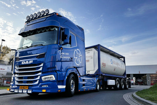 【予約】2026年発売予定 TOM VAN KLAVEREN DAF XG+ 4x2 3軸 30ft コンテナトレーラー + 20ft タンクコンテナ トラック / WSI 1/50 建設機械模型 工事車両